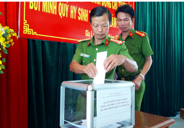 Quyên góp  ủng hộ hơn 400 triệu cho gia đình Thiếu úy Bùi Minh Quý